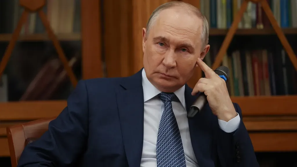 Путин заявил, что театр не смогли заменить кино и телевидение