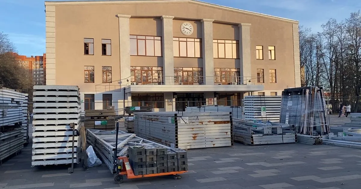 Во Власихе начали собирать ледовый каток на центральной площади