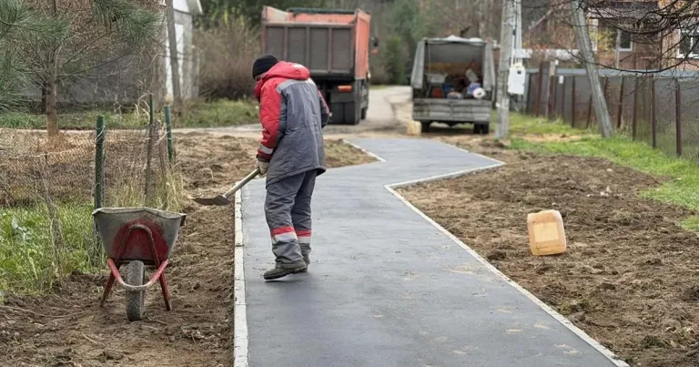 В Старой Рузе завершают укладку новых пешеходных дорожек