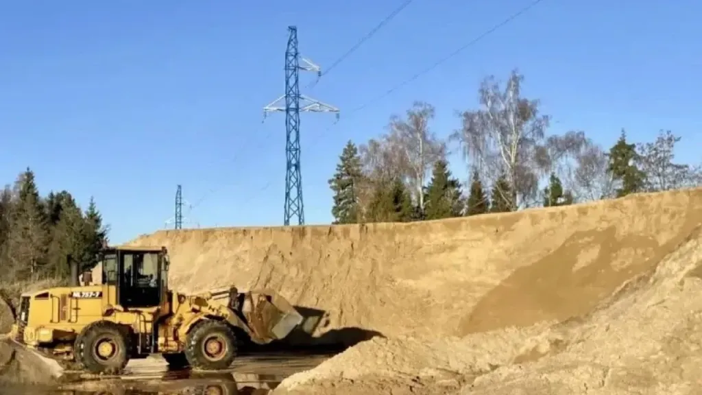 Глава Лобни проверила запасы песка и соли к зиме