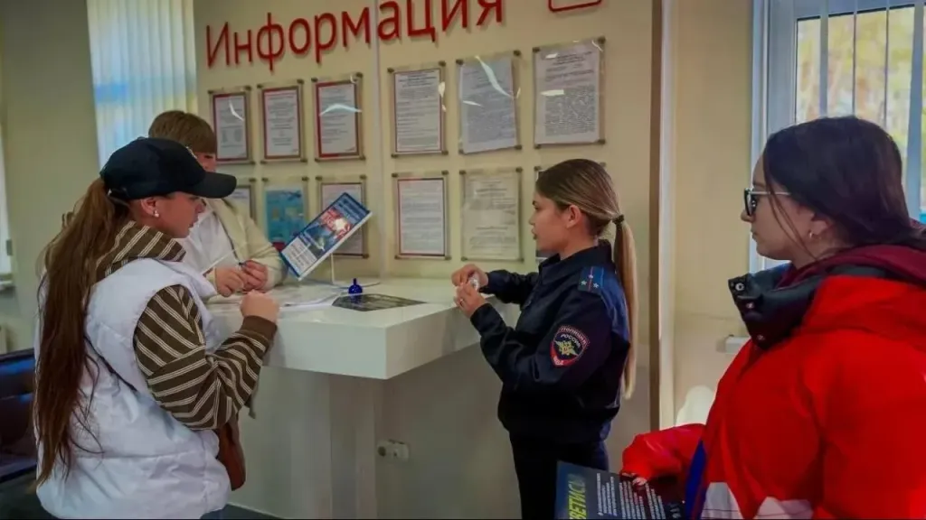 Жителям Химок раздали световозвращающие аксессуары в МФЦ