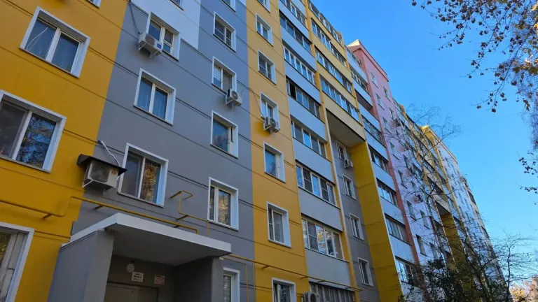 В Балашихе на доме № 5 на Садовой обновляют крышу