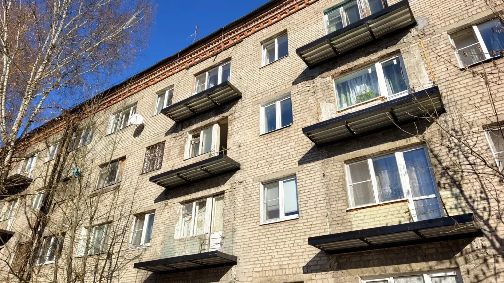 В Орехово-Зуеве меняют балконные плиты в доме на 1-м проезде Козлова
