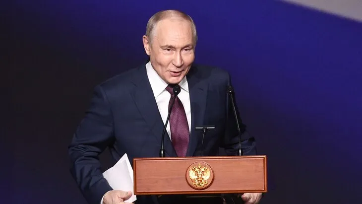 Путин предложил бесплатно показывать школьникам и пенсионерам фильмы об истории России
